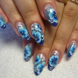 Цветы на ногтях в синих тонах