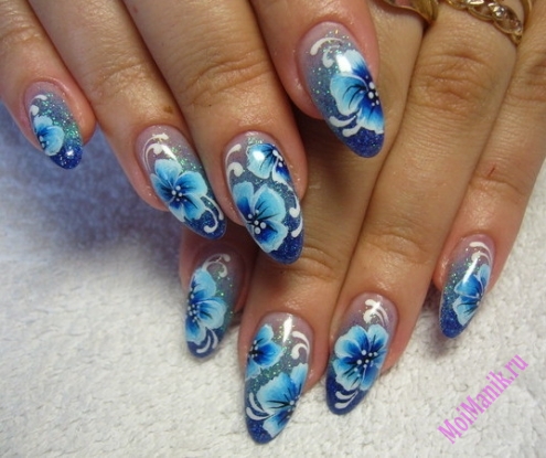 Цветы на ногтях в синих тонах