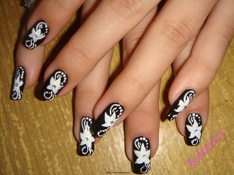 Белые цветы на темном фоне дизайн ногтей